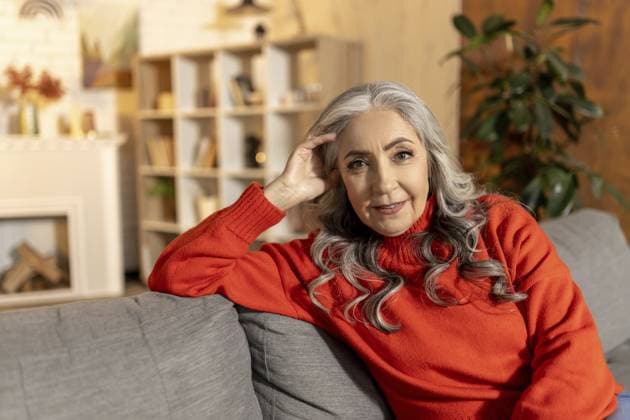Zu Hause. Langhaarige ältere hübsche Frau, die zu Hause auf dem Sofa sitzt At home. Long-haired senior pretty woman sitting on the sofa at home Copyright: imageBROKER TYMOSHCHUKxANDRIY ibxiqx15468891.jpg ,model released, Symbolfoto ,property released