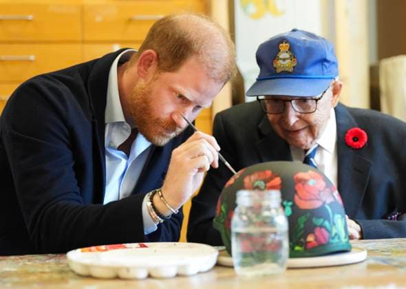 November 6, 2025, Toronto, On, CANADA: Prince Harry, left, helps paint army helmet with 101 year-old war veteran Jim LaForce as he meets with some of Canada s oldest veterans, joining them in a creative arts program at Sunnybrook Hospital s veterans centre in Toronto, Thursday, Nov. 6, 2025. Toronto CANADA - ZUMAc35_ 20251106_zaf_c35_058 Copyright: xNathanxDenettex
