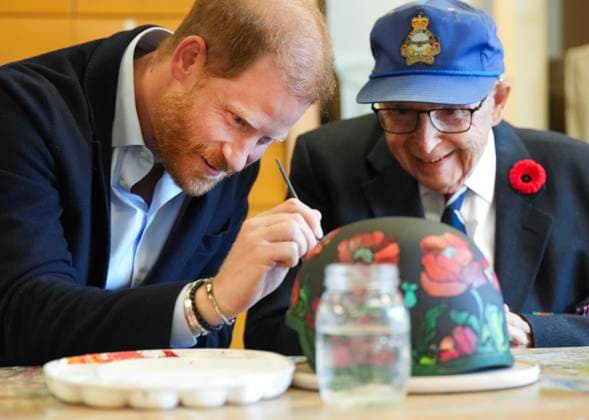 November 6, 2025, Toronto, On, CANADA: Prince Harry, left, helps paint army helmet with 101 year-old war veteran Jim LaForce as he meets with some of Canada s oldest veterans, joining them in a creative arts program at Sunnybrook Hospital s veterans centre in Toronto, Thursday, Nov. 6, 2025. Toronto CANADA - ZUMAc35_ 20251106_zaf_c35_060 Copyright: xNathanxDenettex