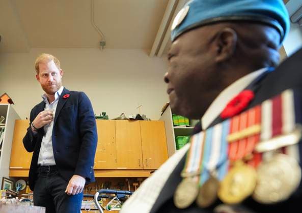 November 6, 2025, Toronto, On, CANADA: Prince Harry, left, talks with war veteran Ossie Reece as he meets with some of Canada s oldest veterans, joining them in a creative arts program at Sunnybrook Hospital s veterans centre in Toronto, Thursday, Nov. 6, 2025. Toronto CANADA - ZUMAc35_ 20251106_zaf_c35_065 Copyright: xNathanxDenettex