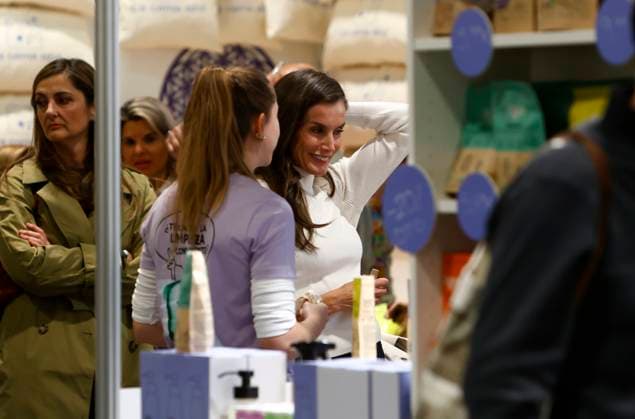 Queen Letizia, surprise attendee in the crowd at the BioCultura Fair Queen Dona Letizia during her visit to the BioCultura fair held at Ifema, November 6, 2025, in Madrid Spain BioCultura is the most important fair of organic products and responsible consumption in Spain with more than 500 exhibitors and 50 000 visitors FERIA CASA REAL REINA Madrid Madrid Madrid Espana  Copyright: xJosexVelascox 7081839