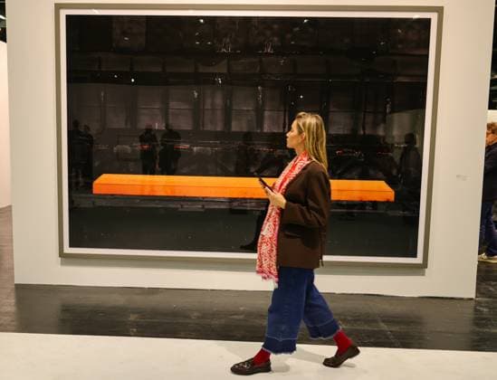 ART Cologne 2025 Opening - TV Journalistin Sarah Valentina Winkhaus vor der Thyssen Krupp 2025 Fotografie von Andreas Gursky 247 x 357 cm, enstanden in Duisburg, â‚¬ 1 Million Köln Messe NRW Deutschland