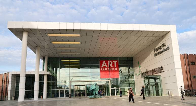 ART Cologne 2025 Opening - Ansicht auf den Süd-Eingang zum Pree Opening Köln Messe NRW Deutschland