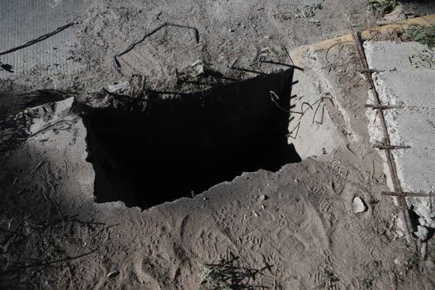 Mexican Army conduct search operation at border between Ciudad Juarez and El Paso CIUDAD JUAREZ , MEXICO - 6 NOVEMBER : Elements of the Mexican Army conducted a search operation near the border fence between Ciudad Juarez and El Paso, looking for possible underground tunnels connecting the border. After inspecting a culvert, the soldiers found a metal ladder, which was seized, on November 06, 2025. They notified U.S. authorities, who are searching for a connection to the United States. Christian Torres Anadolu Ciudad Juarez Mexico. Editorial use only. Please get in touch for any other usage.  Copyright: x2025xAnadoluxChristianxTorresx