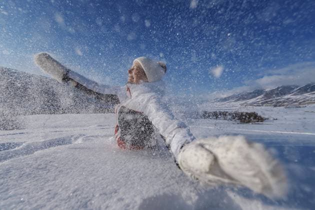 Junge lächelnde Frau, die in der Wintersaison auf Berghintergrund in den Schnee fällt Young smiling woman falling in snow on mountains background at winter season Copyright: imageBROKER StanislavxPerov ibxiqx15521656.jpg ,model released, Symbolfoto ,property released