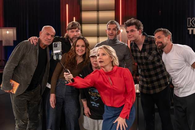 Kölner Treff am 06. November 2025. Von links nach rechts beim traditionellen Selfiemachen: Der Schauspieler Heiner Lauterbach, der irische Rpckstar Rea Garvey, die Kabarettistin Carolin Kebekus, die Autorin und Aktivistin Linda Rennings, das Gastgeberduo Susan Link und Micky Beisenherz, der politische Komiker Lutz van der Horst sowie der Entertainer Klaas Heufer-Umlauf. Link und Beisenherz befragen ihre Gäste auf ihre eigene Art auf beiden Seiten. Köln Nordrhein-Westfalen Deutschland