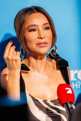 06.11.2025. Düsseldorf. Der Musical-Hit Mrs. Doubtfire feiert Deutschland- Premiere in seiner neuen, deutschen Inszenierung des englischen Blockbusters. Ende 2021 am New Yorker Broadway uraufgeführt, verzauberte die Adaption der weltweit erfolgreichen Hollywood-Komödie mit Robin Williams schon von Mai 2023 bis Ende April 2025 das Londoner West End. Im Düsseldorfer Capitol Theater wird Mrs. Doubtfire bis mindestens 12. April 2026 für viele herzerwärmende Momente sorgen. Hier: Verona Pooth Düsseldorf Capitol Theater Nordrhein-Westfalen Deutschland
