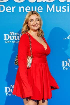 06.11.2025. Düsseldorf. Der Musical-Hit Mrs. Doubtfire feiert Deutschland- Premiere in seiner neuen, deutschen Inszenierung des englischen Blockbusters. Ende 2021 am New Yorker Broadway uraufgeführt, verzauberte die Adaption der weltweit erfolgreichen Hollywood-Komödie mit Robin Williams schon von Mai 2023 bis Ende April 2025 das Londoner West End. Im Düsseldorfer Capitol Theater wird Mrs. Doubtfire bis mindestens 12. April 2026 für viele herzerwärmende Momente sorgen. Hier: Jennifer Krygier (mrsjennii) Düsseldorf Capitol Theater Nordrhein-Westfalen Deutschland