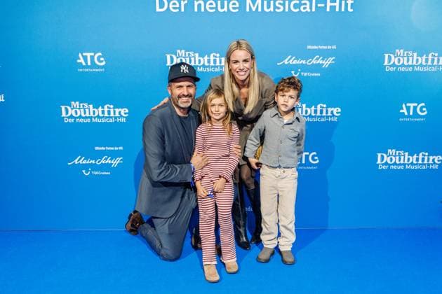 06.11.2025. Düsseldorf. Der Musical-Hit Mrs. Doubtfire feiert Deutschland- Premiere in seiner neuen, deutschen Inszenierung des englischen Blockbusters. Ende 2021 am New Yorker Broadway uraufgeführt, verzauberte die Adaption der weltweit erfolgreichen Hollywood-Komödie mit Robin Williams schon von Mai 2023 bis Ende April 2025 das Londoner West End. Im Düsseldorfer Capitol Theater wird Mrs. Doubtfire bis mindestens 12. April 2026 für viele herzerwärmende Momente sorgen. Hier: Sandra Kuhn (Moderatorin), Ehemann Kristof mit ihren Kindern Leni und Carl Leo Düsseldorf Capitol Theater Nordrhein-Westfalen Deutschland