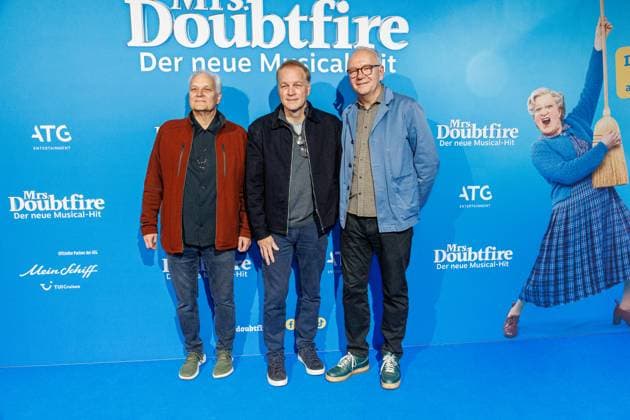 06.11.2025. Düsseldorf. Der Musical-Hit Mrs. Doubtfire feiert Deutschland- Premiere in seiner neuen, deutschen Inszenierung des englischen Blockbusters. Ende 2021 am New Yorker Broadway uraufgeführt, verzauberte die Adaption der weltweit erfolgreichen Hollywood-Komödie mit Robin Williams schon von Mai 2023 bis Ende April 2025 das Londoner West End. Im Düsseldorfer Capitol Theater wird Mrs. Doubtfire bis mindestens 12. April 2026 für viele herzerwärmende Momente sorgen. Hier: Autoren- und Produktionsteam Düsseldorf Capitol Theater Nordrhein-Westfalen Deutschland