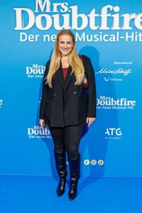 06.11.2025. Düsseldorf. Der Musical-Hit Mrs. Doubtfire feiert Deutschland- Premiere in seiner neuen, deutschen Inszenierung des englischen Blockbusters. Ende 2021 am New Yorker Broadway uraufgeführt, verzauberte die Adaption der weltweit erfolgreichen Hollywood-Komödie mit Robin Williams schon von Mai 2023 bis Ende April 2025 das Londoner West End. Im Düsseldorfer Capitol Theater wird Mrs. Doubtfire bis mindestens 12. April 2026 für viele herzerwärmende Momente sorgen. Hier: Gast Düsseldorf Capitol Theater Nordrhein-Westfalen Deutschland