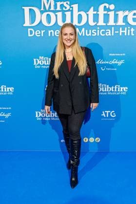 06.11.2025. Düsseldorf. Der Musical-Hit Mrs. Doubtfire feiert Deutschland- Premiere in seiner neuen, deutschen Inszenierung des englischen Blockbusters. Ende 2021 am New Yorker Broadway uraufgeführt, verzauberte die Adaption der weltweit erfolgreichen Hollywood-Komödie mit Robin Williams schon von Mai 2023 bis Ende April 2025 das Londoner West End. Im Düsseldorfer Capitol Theater wird Mrs. Doubtfire bis mindestens 12. April 2026 für viele herzerwärmende Momente sorgen. Hier: Gast Düsseldorf Capitol Theater Nordrhein-Westfalen Deutschland