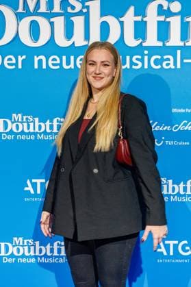 06.11.2025. Düsseldorf. Der Musical-Hit Mrs. Doubtfire feiert Deutschland- Premiere in seiner neuen, deutschen Inszenierung des englischen Blockbusters. Ende 2021 am New Yorker Broadway uraufgeführt, verzauberte die Adaption der weltweit erfolgreichen Hollywood-Komödie mit Robin Williams schon von Mai 2023 bis Ende April 2025 das Londoner West End. Im Düsseldorfer Capitol Theater wird Mrs. Doubtfire bis mindestens 12. April 2026 für viele herzerwärmende Momente sorgen. Hier: Gast Düsseldorf Capitol Theater Nordrhein-Westfalen Deutschland