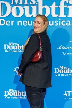 06.11.2025. Düsseldorf. Der Musical-Hit Mrs. Doubtfire feiert Deutschland- Premiere in seiner neuen, deutschen Inszenierung des englischen Blockbusters. Ende 2021 am New Yorker Broadway uraufgeführt, verzauberte die Adaption der weltweit erfolgreichen Hollywood-Komödie mit Robin Williams schon von Mai 2023 bis Ende April 2025 das Londoner West End. Im Düsseldorfer Capitol Theater wird Mrs. Doubtfire bis mindestens 12. April 2026 für viele herzerwärmende Momente sorgen. Hier: Gast Düsseldorf Capitol Theater Nordrhein-Westfalen Deutschland