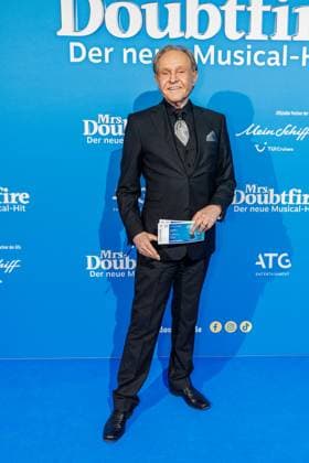 06.11.2025. Düsseldorf. Der Musical-Hit Mrs. Doubtfire feiert Deutschland- Premiere in seiner neuen, deutschen Inszenierung des englischen Blockbusters. Ende 2021 am New Yorker Broadway uraufgeführt, verzauberte die Adaption der weltweit erfolgreichen Hollywood-Komödie mit Robin Williams schon von Mai 2023 bis Ende April 2025 das Londoner West End. Im Düsseldorfer Capitol Theater wird Mrs. Doubtfire bis mindestens 12. April 2026 für viele herzerwärmende Momente sorgen. Hier: Georg Preusse (Travestiekünstler alias Mary von Mary & Gordy) Düsseldorf Capitol Theater Nordrhein-Westfalen Deutschland