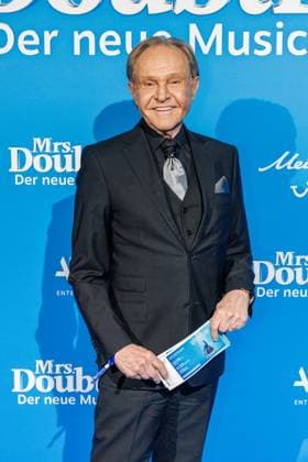 06.11.2025. Düsseldorf. Der Musical-Hit Mrs. Doubtfire feiert Deutschland- Premiere in seiner neuen, deutschen Inszenierung des englischen Blockbusters. Ende 2021 am New Yorker Broadway uraufgeführt, verzauberte die Adaption der weltweit erfolgreichen Hollywood-Komödie mit Robin Williams schon von Mai 2023 bis Ende April 2025 das Londoner West End. Im Düsseldorfer Capitol Theater wird Mrs. Doubtfire bis mindestens 12. April 2026 für viele herzerwärmende Momente sorgen. Hier: Georg Preusse (Travestiekünstler alias Mary von Mary & Gordy) Düsseldorf Capitol Theater Nordrhein-Westfalen Deutschland