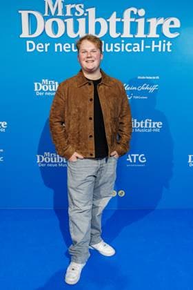 06.11.2025. Düsseldorf. Der Musical-Hit Mrs. Doubtfire feiert Deutschland- Premiere in seiner neuen, deutschen Inszenierung des englischen Blockbusters. Ende 2021 am New Yorker Broadway uraufgeführt, verzauberte die Adaption der weltweit erfolgreichen Hollywood-Komödie mit Robin Williams schon von Mai 2023 bis Ende April 2025 das Londoner West End. Im Düsseldorfer Capitol Theater wird Mrs. Doubtfire bis mindestens 12. April 2026 für viele herzerwärmende Momente sorgen. Hier: Julius Weckauf (Schauspieler) Düsseldorf Capitol Theater Nordrhein-Westfalen Deutschland
