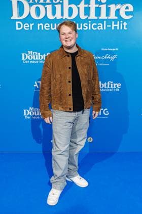 06.11.2025. Düsseldorf. Der Musical-Hit Mrs. Doubtfire feiert Deutschland- Premiere in seiner neuen, deutschen Inszenierung des englischen Blockbusters. Ende 2021 am New Yorker Broadway uraufgeführt, verzauberte die Adaption der weltweit erfolgreichen Hollywood-Komödie mit Robin Williams schon von Mai 2023 bis Ende April 2025 das Londoner West End. Im Düsseldorfer Capitol Theater wird Mrs. Doubtfire bis mindestens 12. April 2026 für viele herzerwärmende Momente sorgen. Hier: Julius Weckauf (Schauspieler) Düsseldorf Capitol Theater Nordrhein-Westfalen Deutschland