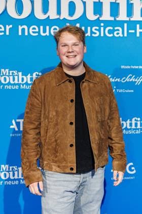 06.11.2025. Düsseldorf. Der Musical-Hit Mrs. Doubtfire feiert Deutschland- Premiere in seiner neuen, deutschen Inszenierung des englischen Blockbusters. Ende 2021 am New Yorker Broadway uraufgeführt, verzauberte die Adaption der weltweit erfolgreichen Hollywood-Komödie mit Robin Williams schon von Mai 2023 bis Ende April 2025 das Londoner West End. Im Düsseldorfer Capitol Theater wird Mrs. Doubtfire bis mindestens 12. April 2026 für viele herzerwärmende Momente sorgen. Hier: Julius Weckauf (Schauspieler) Düsseldorf Capitol Theater Nordrhein-Westfalen Deutschland