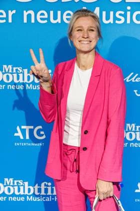 06.11.2025. Düsseldorf. Der Musical-Hit Mrs. Doubtfire feiert Deutschland- Premiere in seiner neuen, deutschen Inszenierung des englischen Blockbusters. Ende 2021 am New Yorker Broadway uraufgeführt, verzauberte die Adaption der weltweit erfolgreichen Hollywood-Komödie mit Robin Williams schon von Mai 2023 bis Ende April 2025 das Londoner West End. Im Düsseldorfer Capitol Theater wird Mrs. Doubtfire bis mindestens 12. April 2026 für viele herzerwärmende Momente sorgen. Hier: Britta Heidemann (Sportfunktionärin, Weltmeisterin und Olympiasiegerin Fechten) Düsseldorf Capitol Theater Nordrhein-Westfalen Deutschland