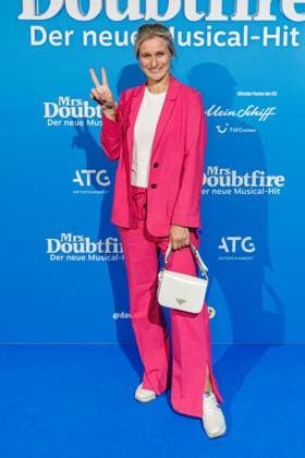 06.11.2025. Düsseldorf. Der Musical-Hit Mrs. Doubtfire feiert Deutschland- Premiere in seiner neuen, deutschen Inszenierung des englischen Blockbusters. Ende 2021 am New Yorker Broadway uraufgeführt, verzauberte die Adaption der weltweit erfolgreichen Hollywood-Komödie mit Robin Williams schon von Mai 2023 bis Ende April 2025 das Londoner West End. Im Düsseldorfer Capitol Theater wird Mrs. Doubtfire bis mindestens 12. April 2026 für viele herzerwärmende Momente sorgen. Hier: Britta Heidemann (Sportfunktionärin, Weltmeisterin und Olympiasiegerin Fechten) Düsseldorf Capitol Theater Nordrhein-Westfalen Deutschland