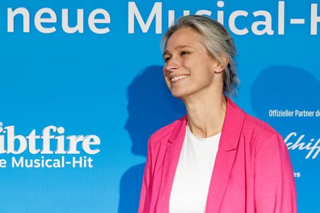 06.11.2025. Düsseldorf. Der Musical-Hit Mrs. Doubtfire feiert Deutschland- Premiere in seiner neuen, deutschen Inszenierung des englischen Blockbusters. Ende 2021 am New Yorker Broadway uraufgeführt, verzauberte die Adaption der weltweit erfolgreichen Hollywood-Komödie mit Robin Williams schon von Mai 2023 bis Ende April 2025 das Londoner West End. Im Düsseldorfer Capitol Theater wird Mrs. Doubtfire bis mindestens 12. April 2026 für viele herzerwärmende Momente sorgen. Hier: Britta Heidemann (Sportfunktionärin, Weltmeisterin und Olympiasiegerin Fechten) Düsseldorf Capitol Theater Nordrhein-Westfalen Deutschland