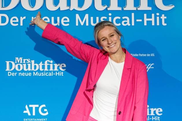 06.11.2025. Düsseldorf. Der Musical-Hit Mrs. Doubtfire feiert Deutschland- Premiere in seiner neuen, deutschen Inszenierung des englischen Blockbusters. Ende 2021 am New Yorker Broadway uraufgeführt, verzauberte die Adaption der weltweit erfolgreichen Hollywood-Komödie mit Robin Williams schon von Mai 2023 bis Ende April 2025 das Londoner West End. Im Düsseldorfer Capitol Theater wird Mrs. Doubtfire bis mindestens 12. April 2026 für viele herzerwärmende Momente sorgen. Hier: Britta Heidemann (Sportfunktionärin, Weltmeisterin und Olympiasiegerin Fechten) Düsseldorf Capitol Theater Nordrhein-Westfalen Deutschland