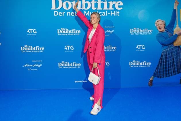 06.11.2025. Düsseldorf. Der Musical-Hit Mrs. Doubtfire feiert Deutschland- Premiere in seiner neuen, deutschen Inszenierung des englischen Blockbusters. Ende 2021 am New Yorker Broadway uraufgeführt, verzauberte die Adaption der weltweit erfolgreichen Hollywood-Komödie mit Robin Williams schon von Mai 2023 bis Ende April 2025 das Londoner West End. Im Düsseldorfer Capitol Theater wird Mrs. Doubtfire bis mindestens 12. April 2026 für viele herzerwärmende Momente sorgen. Hier: Britta Heidemann (Sportfunktionärin, Weltmeisterin und Olympiasiegerin Fechten) Düsseldorf Capitol Theater Nordrhein-Westfalen Deutschland