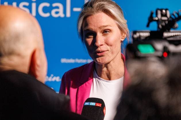 06.11.2025. Düsseldorf. Der Musical-Hit Mrs. Doubtfire feiert Deutschland- Premiere in seiner neuen, deutschen Inszenierung des englischen Blockbusters. Ende 2021 am New Yorker Broadway uraufgeführt, verzauberte die Adaption der weltweit erfolgreichen Hollywood-Komödie mit Robin Williams schon von Mai 2023 bis Ende April 2025 das Londoner West End. Im Düsseldorfer Capitol Theater wird Mrs. Doubtfire bis mindestens 12. April 2026 für viele herzerwärmende Momente sorgen. Hier: Britta Heidemann (Sportfunktionärin, Weltmeisterin und Olympiasiegerin Fechten) Düsseldorf Capitol Theater Nordrhein-Westfalen Deutschland