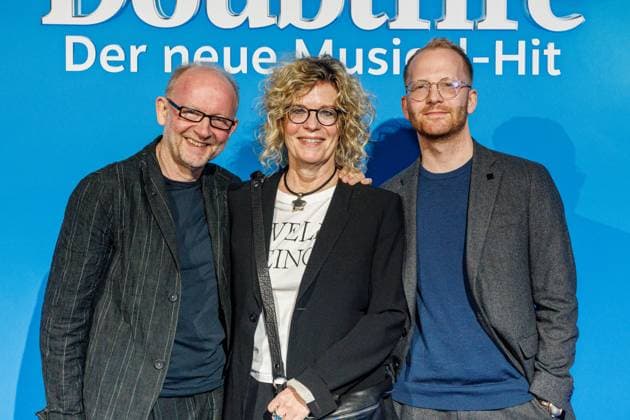 06.11.2025. Düsseldorf. Der Musical-Hit Mrs. Doubtfire feiert Deutschland- Premiere in seiner neuen, deutschen Inszenierung des englischen Blockbusters. Ende 2021 am New Yorker Broadway uraufgeführt, verzauberte die Adaption der weltweit erfolgreichen Hollywood-Komödie mit Robin Williams schon von Mai 2023 bis Ende April 2025 das Londoner West End. Im Düsseldorfer Capitol Theater wird Mrs. Doubtfire bis mindestens 12. April 2026 für viele herzerwärmende Momente sorgen. Hier v.l.: Dieter Falk (Musikproduzent) mit Ehefrau Angelika und Sohn Paul Düsseldorf Capitol Theater Nordrhein-Westfalen Deutschland