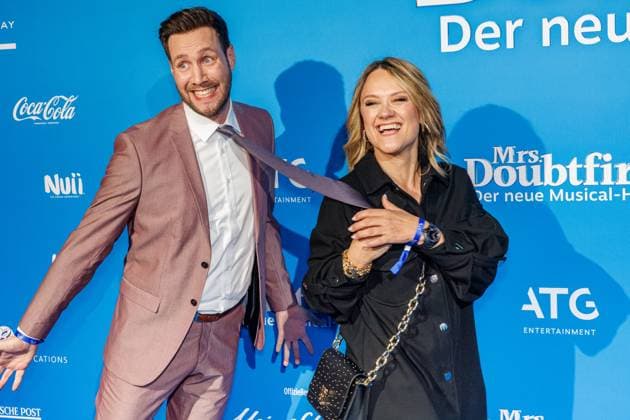 06.11.2025. Düsseldorf. Der Musical-Hit Mrs. Doubtfire feiert Deutschland- Premiere in seiner neuen, deutschen Inszenierung des englischen Blockbusters. Ende 2021 am New Yorker Broadway uraufgeführt, verzauberte die Adaption der weltweit erfolgreichen Hollywood-Komödie mit Robin Williams schon von Mai 2023 bis Ende April 2025 das Londoner West End. Im Düsseldorfer Capitol Theater wird Mrs. Doubtfire bis mindestens 12. April 2026 für viele herzerwärmende Momente sorgen. Hier v.l.: Sven Kroll (Moderator) und Lisa Feller (Comedienne) Düsseldorf Capitol Theater Nordrhein-Westfalen Deutschland