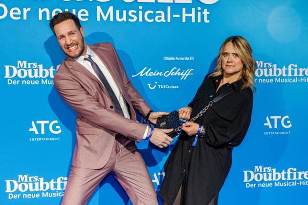 06.11.2025. Düsseldorf. Der Musical-Hit Mrs. Doubtfire feiert Deutschland- Premiere in seiner neuen, deutschen Inszenierung des englischen Blockbusters. Ende 2021 am New Yorker Broadway uraufgeführt, verzauberte die Adaption der weltweit erfolgreichen Hollywood-Komödie mit Robin Williams schon von Mai 2023 bis Ende April 2025 das Londoner West End. Im Düsseldorfer Capitol Theater wird Mrs. Doubtfire bis mindestens 12. April 2026 für viele herzerwärmende Momente sorgen. Hier v.l.: Sven Kroll (Moderator) und Lisa Feller (Comedienne) Düsseldorf Capitol Theater Nordrhein-Westfalen Deutschland