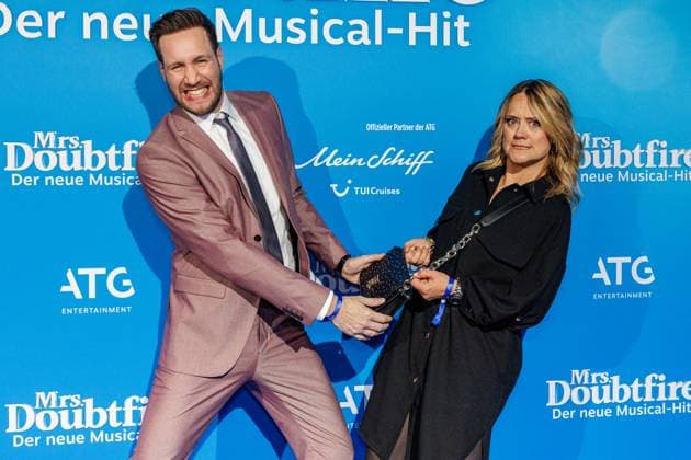 06.11.2025. Düsseldorf. Der Musical-Hit Mrs. Doubtfire feiert Deutschland- Premiere in seiner neuen, deutschen Inszenierung des englischen Blockbusters. Ende 2021 am New Yorker Broadway uraufgeführt, verzauberte die Adaption der weltweit erfolgreichen Hollywood-Komödie mit Robin Williams schon von Mai 2023 bis Ende April 2025 das Londoner West End. Im Düsseldorfer Capitol Theater wird Mrs. Doubtfire bis mindestens 12. April 2026 für viele herzerwärmende Momente sorgen. Hier v.l.: Sven Kroll (Moderator) und Lisa Feller (Comedienne) Düsseldorf Capitol Theater Nordrhein-Westfalen Deutschland