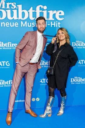06.11.2025. Düsseldorf. Der Musical-Hit Mrs. Doubtfire feiert Deutschland- Premiere in seiner neuen, deutschen Inszenierung des englischen Blockbusters. Ende 2021 am New Yorker Broadway uraufgeführt, verzauberte die Adaption der weltweit erfolgreichen Hollywood-Komödie mit Robin Williams schon von Mai 2023 bis Ende April 2025 das Londoner West End. Im Düsseldorfer Capitol Theater wird Mrs. Doubtfire bis mindestens 12. April 2026 für viele herzerwärmende Momente sorgen. Hier v.l.: Sven Kroll (Moderator) und Lisa Feller (Comedienne) Düsseldorf Capitol Theater Nordrhein-Westfalen Deutschland