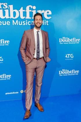 06.11.2025. Düsseldorf. Der Musical-Hit Mrs. Doubtfire feiert Deutschland- Premiere in seiner neuen, deutschen Inszenierung des englischen Blockbusters. Ende 2021 am New Yorker Broadway uraufgeführt, verzauberte die Adaption der weltweit erfolgreichen Hollywood-Komödie mit Robin Williams schon von Mai 2023 bis Ende April 2025 das Londoner West End. Im Düsseldorfer Capitol Theater wird Mrs. Doubtfire bis mindestens 12. April 2026 für viele herzerwärmende Momente sorgen. Hier: Sven Kroll (Moderator) Düsseldorf Capitol Theater Nordrhein-Westfalen Deutschland