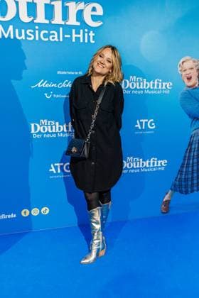 06.11.2025. Düsseldorf. Der Musical-Hit Mrs. Doubtfire feiert Deutschland- Premiere in seiner neuen, deutschen Inszenierung des englischen Blockbusters. Ende 2021 am New Yorker Broadway uraufgeführt, verzauberte die Adaption der weltweit erfolgreichen Hollywood-Komödie mit Robin Williams schon von Mai 2023 bis Ende April 2025 das Londoner West End. Im Düsseldorfer Capitol Theater wird Mrs. Doubtfire bis mindestens 12. April 2026 für viele herzerwärmende Momente sorgen. Hier: Lisa Feller (Comedienne) Düsseldorf Capitol Theater Nordrhein-Westfalen Deutschland