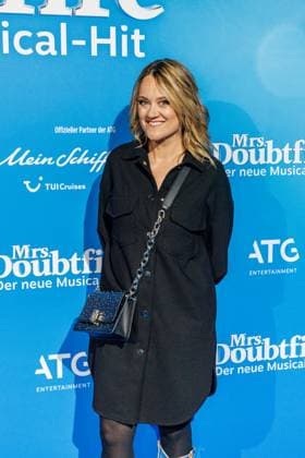 06.11.2025. Düsseldorf. Der Musical-Hit Mrs. Doubtfire feiert Deutschland- Premiere in seiner neuen, deutschen Inszenierung des englischen Blockbusters. Ende 2021 am New Yorker Broadway uraufgeführt, verzauberte die Adaption der weltweit erfolgreichen Hollywood-Komödie mit Robin Williams schon von Mai 2023 bis Ende April 2025 das Londoner West End. Im Düsseldorfer Capitol Theater wird Mrs. Doubtfire bis mindestens 12. April 2026 für viele herzerwärmende Momente sorgen. Hier: Lisa Feller (Comedienne) Düsseldorf Capitol Theater Nordrhein-Westfalen Deutschland