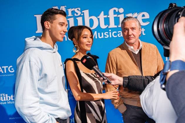 06.11.2025. Düsseldorf. Der Musical-Hit Mrs. Doubtfire feiert Deutschland- Premiere in seiner neuen, deutschen Inszenierung des englischen Blockbusters. Ende 2021 am New Yorker Broadway uraufgeführt, verzauberte die Adaption der weltweit erfolgreichen Hollywood-Komödie mit Robin Williams schon von Mai 2023 bis Ende April 2025 das Londoner West End. Im Düsseldorfer Capitol Theater wird Mrs. Doubtfire bis mindestens 12. April 2026 für viele herzerwärmende Momente sorgen. Hier: Diego, Verona und Franjo Pooth (Ambassador-Familie Mrs. Doubtfire) Düsseldorf Capitol Theater Nordrhein-Westfalen Deutschland