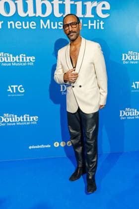 06.11.2025. Düsseldorf. Der Musical-Hit Mrs. Doubtfire feiert Deutschland- Premiere in seiner neuen, deutschen Inszenierung des englischen Blockbusters. Ende 2021 am New Yorker Broadway uraufgeführt, verzauberte die Adaption der weltweit erfolgreichen Hollywood-Komödie mit Robin Williams schon von Mai 2023 bis Ende April 2025 das Londoner West End. Im Düsseldorfer Capitol Theater wird Mrs. Doubtfire bis mindestens 12. April 2026 für viele herzerwärmende Momente sorgen. Hier: Massimo Sinato (Profitänzer) Düsseldorf Capitol Theater Nordrhein-Westfalen Deutschland