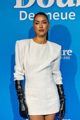 06.11.2025. Düsseldorf. Der Musical-Hit Mrs. Doubtfire feiert Deutschland- Premiere in seiner neuen, deutschen Inszenierung des englischen Blockbusters. Ende 2021 am New Yorker Broadway uraufgeführt, verzauberte die Adaption der weltweit erfolgreichen Hollywood-Komödie mit Robin Williams schon von Mai 2023 bis Ende April 2025 das Londoner West End. Im Düsseldorfer Capitol Theater wird Mrs. Doubtfire bis mindestens 12. April 2026 für viele herzerwärmende Momente sorgen. Hier: Rebecca Mir (Moderatorin, Model) Düsseldorf Capitol Theater Nordrhein-Westfalen Deutschland