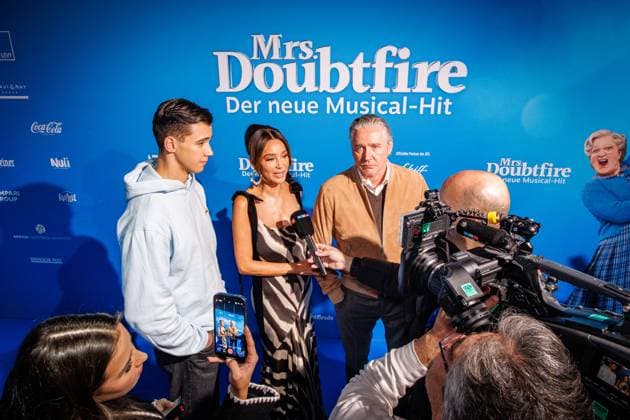 06.11.2025. Düsseldorf. Der Musical-Hit Mrs. Doubtfire feiert Deutschland- Premiere in seiner neuen, deutschen Inszenierung des englischen Blockbusters. Ende 2021 am New Yorker Broadway uraufgeführt, verzauberte die Adaption der weltweit erfolgreichen Hollywood-Komödie mit Robin Williams schon von Mai 2023 bis Ende April 2025 das Londoner West End. Im Düsseldorfer Capitol Theater wird Mrs. Doubtfire bis mindestens 12. April 2026 für viele herzerwärmende Momente sorgen. Hier: Diego, Verona und Franjo Pooth (Ambassador-Familie Mrs. Doubtfire) Düsseldorf Capitol Theater Nordrhein-Westfalen Deutschland