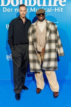 06.11.2025. Düsseldorf. Der Musical-Hit Mrs. Doubtfire feiert Deutschland- Premiere in seiner neuen, deutschen Inszenierung des englischen Blockbusters. Ende 2021 am New Yorker Broadway uraufgeführt, verzauberte die Adaption der weltweit erfolgreichen Hollywood-Komödie mit Robin Williams schon von Mai 2023 bis Ende April 2025 das Londoner West End. Im Düsseldorfer Capitol Theater wird Mrs. Doubtfire bis mindestens 12. April 2026 für viele herzerwärmende Momente sorgen. Hier: Gerrit Winter (Sänger, Autor) und Begleiter Düsseldorf Capitol Theater Nordrhein-Westfalen Deutschland