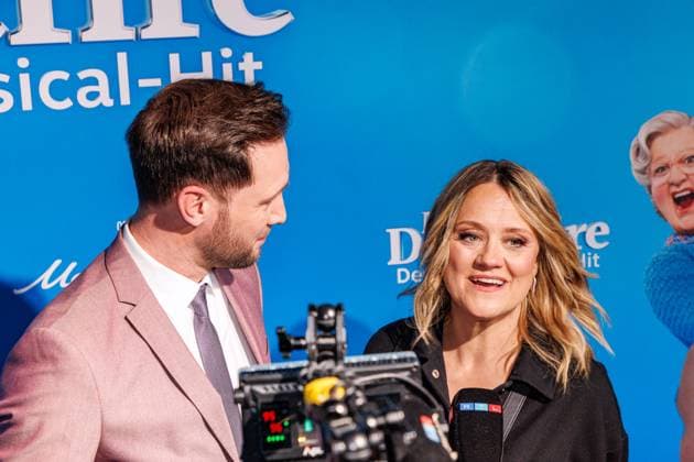 06.11.2025. Düsseldorf. Der Musical-Hit Mrs. Doubtfire feiert Deutschland- Premiere in seiner neuen, deutschen Inszenierung des englischen Blockbusters. Ende 2021 am New Yorker Broadway uraufgeführt, verzauberte die Adaption der weltweit erfolgreichen Hollywood-Komödie mit Robin Williams schon von Mai 2023 bis Ende April 2025 das Londoner West End. Im Düsseldorfer Capitol Theater wird Mrs. Doubtfire bis mindestens 12. April 2026 für viele herzerwärmende Momente sorgen. Hier v.l.: Sven Kroll (Moderator) und Lisa Feller (Comedienne) Düsseldorf Capitol Theater Nordrhein-Westfalen Deutschland