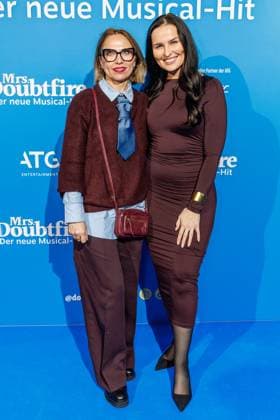 06.11.2025. Düsseldorf. Der Musical-Hit Mrs. Doubtfire feiert Deutschland- Premiere in seiner neuen, deutschen Inszenierung des englischen Blockbusters. Ende 2021 am New Yorker Broadway uraufgeführt, verzauberte die Adaption der weltweit erfolgreichen Hollywood-Komödie mit Robin Williams schon von Mai 2023 bis Ende April 2025 das Londoner West End. Im Düsseldorfer Capitol Theater wird Mrs. Doubtfire bis mindestens 12. April 2026 für viele herzerwärmende Momente sorgen. Hier rechts: Jana Riva (Schauspielerin) Düsseldorf Capitol Theater Nordrhein-Westfalen Deutschland