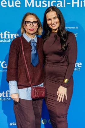06.11.2025. Düsseldorf. Der Musical-Hit Mrs. Doubtfire feiert Deutschland- Premiere in seiner neuen, deutschen Inszenierung des englischen Blockbusters. Ende 2021 am New Yorker Broadway uraufgeführt, verzauberte die Adaption der weltweit erfolgreichen Hollywood-Komödie mit Robin Williams schon von Mai 2023 bis Ende April 2025 das Londoner West End. Im Düsseldorfer Capitol Theater wird Mrs. Doubtfire bis mindestens 12. April 2026 für viele herzerwärmende Momente sorgen. Hier rechts: Jana Riva (Schauspielerin) Düsseldorf Capitol Theater Nordrhein-Westfalen Deutschland