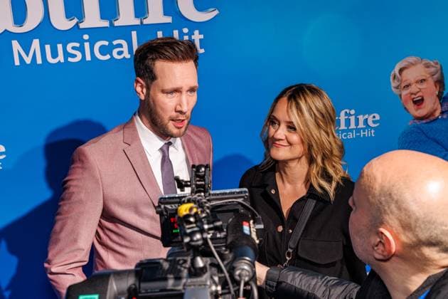 06.11.2025. Düsseldorf. Der Musical-Hit Mrs. Doubtfire feiert Deutschland- Premiere in seiner neuen, deutschen Inszenierung des englischen Blockbusters. Ende 2021 am New Yorker Broadway uraufgeführt, verzauberte die Adaption der weltweit erfolgreichen Hollywood-Komödie mit Robin Williams schon von Mai 2023 bis Ende April 2025 das Londoner West End. Im Düsseldorfer Capitol Theater wird Mrs. Doubtfire bis mindestens 12. April 2026 für viele herzerwärmende Momente sorgen. Hier v.l.: Sven Kroll (Moderator) und Lisa Feller (Comedienne) Düsseldorf Capitol Theater Nordrhein-Westfalen Deutschland