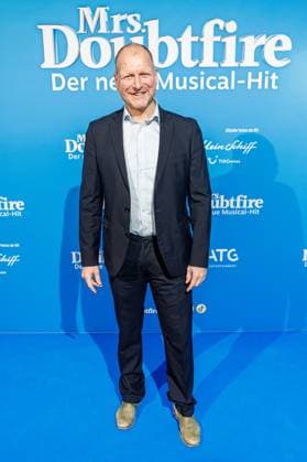06.11.2025. Düsseldorf. Der Musical-Hit Mrs. Doubtfire feiert Deutschland- Premiere in seiner neuen, deutschen Inszenierung des englischen Blockbusters. Ende 2021 am New Yorker Broadway uraufgeführt, verzauberte die Adaption der weltweit erfolgreichen Hollywood-Komödie mit Robin Williams schon von Mai 2023 bis Ende April 2025 das Londoner West End. Im Düsseldorfer Capitol Theater wird Mrs. Doubtfire bis mindestens 12. April 2026 für viele herzerwärmende Momente sorgen. Hier: Guido Renner (Schauspieler) Düsseldorf Capitol Theater Nordrhein-Westfalen Deutschland