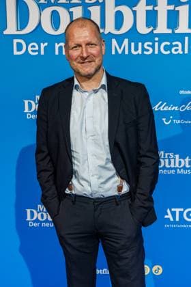 06.11.2025. Düsseldorf. Der Musical-Hit Mrs. Doubtfire feiert Deutschland- Premiere in seiner neuen, deutschen Inszenierung des englischen Blockbusters. Ende 2021 am New Yorker Broadway uraufgeführt, verzauberte die Adaption der weltweit erfolgreichen Hollywood-Komödie mit Robin Williams schon von Mai 2023 bis Ende April 2025 das Londoner West End. Im Düsseldorfer Capitol Theater wird Mrs. Doubtfire bis mindestens 12. April 2026 für viele herzerwärmende Momente sorgen. Hier: Guido Renner (Schauspieler) Düsseldorf Capitol Theater Nordrhein-Westfalen Deutschland