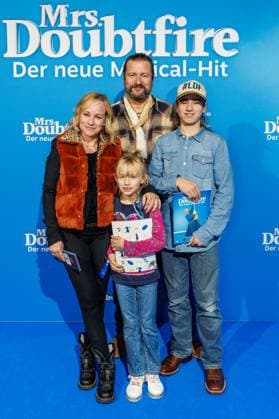 06.11.2025. Düsseldorf. Der Musical-Hit Mrs. Doubtfire feiert Deutschland- Premiere in seiner neuen, deutschen Inszenierung des englischen Blockbusters. Ende 2021 am New Yorker Broadway uraufgeführt, verzauberte die Adaption der weltweit erfolgreichen Hollywood-Komödie mit Robin Williams schon von Mai 2023 bis Ende April 2025 das Londoner West End. Im Düsseldorfer Capitol Theater wird Mrs. Doubtfire bis mindestens 12. April 2026 für viele herzerwärmende Momente sorgen. Hier: Dorkas Kiefer (Schauspielerin) mit Familie Düsseldorf Capitol Theater Nordrhein-Westfalen Deutschland
