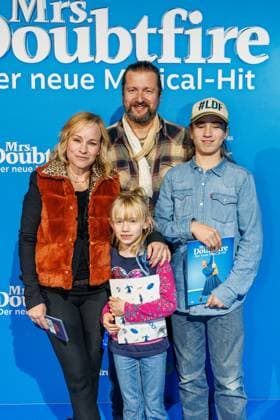 06.11.2025. Düsseldorf. Der Musical-Hit Mrs. Doubtfire feiert Deutschland- Premiere in seiner neuen, deutschen Inszenierung des englischen Blockbusters. Ende 2021 am New Yorker Broadway uraufgeführt, verzauberte die Adaption der weltweit erfolgreichen Hollywood-Komödie mit Robin Williams schon von Mai 2023 bis Ende April 2025 das Londoner West End. Im Düsseldorfer Capitol Theater wird Mrs. Doubtfire bis mindestens 12. April 2026 für viele herzerwärmende Momente sorgen. Hier: Dorkas Kiefer (Schauspielerin) mit Familie Düsseldorf Capitol Theater Nordrhein-Westfalen Deutschland